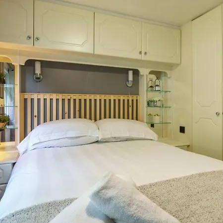 Three Trees - Hot Tub & Dog-friendly - White Cross Bay Tatil Evi *