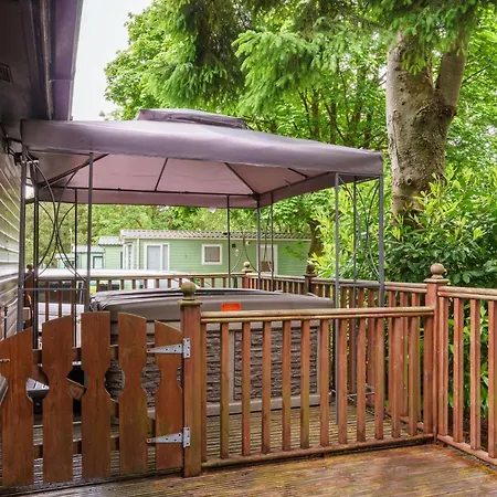 Three Trees - Hot Tub & Dog-friendly - White Cross Bay Holiday home