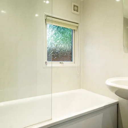 Three Trees - Hot Tub & Dog-friendly - White Cross Bay Holiday home